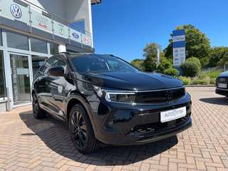Schräge Frontansicht auf einen Opel Grandland X , freigestellt