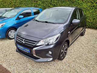 Schräge Frontansicht auf einen Mitsubishi Space Star , freigestellt