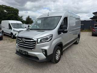 Schräge Frontansicht auf einen Maxus Deliver 9 , freigestellt