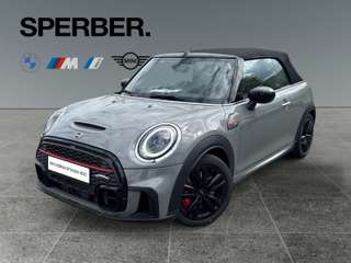 Schräge Frontansicht auf einen MINI MINI , freigestellt