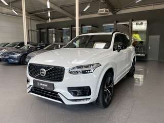 Schräge Frontansicht auf einen Volvo XC90 , freigestellt