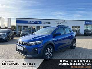 Schräge Frontansicht auf einen Dacia Sandero , freigestellt
