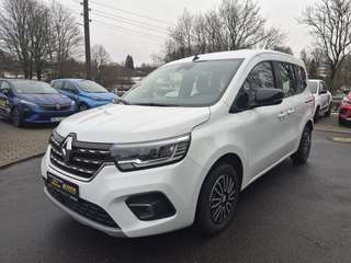 Schräge Frontansicht auf einen Renault Kangoo , freigestellt