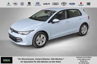 Schräge Frontansicht auf einen Volkswagen Golf , freigestellt
