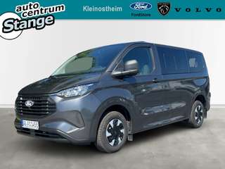 Schräge Frontansicht auf einen Ford Transit Custom , freigestellt