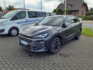 Schräge Frontansicht auf einen CUPRA Terramar , freigestellt