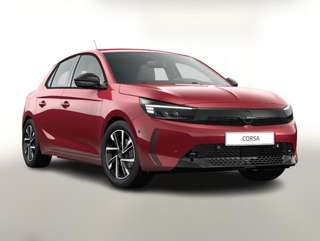 Schräge Frontansicht auf einen Opel Corsa , freigestellt