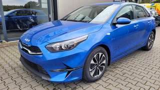 Schräge Frontansicht auf einen Kia cee'd , freigestellt