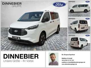 Schräge Frontansicht auf einen Ford Transit Custom , freigestellt