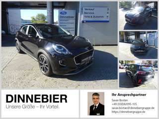 Schräge Frontansicht auf einen Ford Puma , freigestellt