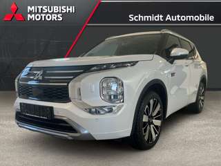 Schräge Frontansicht auf einen Mitsubishi Outlander , freigestellt