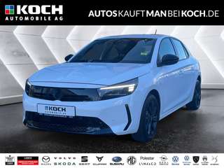 Schräge Frontansicht auf einen Opel Corsa , freigestellt