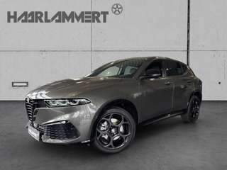 Schräge Frontansicht auf einen Alfa Romeo Tonale , freigestellt