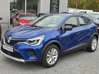 Schräge Frontansicht auf einen Renault Captur , freigestellt