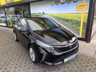 Schräge Frontansicht auf einen Renault Clio , freigestellt