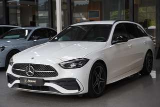 Schräge Frontansicht auf einen Mercedes-Benz C-Klasse , freigestellt