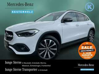 Schräge Frontansicht auf einen Mercedes-Benz GLA , freigestellt