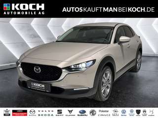 Schräge Frontansicht auf einen Mazda CX-30 , freigestellt