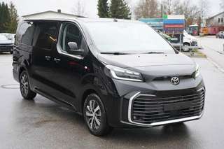 Schräge Frontansicht auf einen Toyota Proace , freigestellt