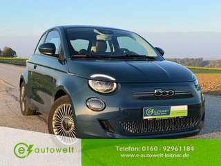 Schräge Frontansicht auf einen Fiat 500 , freigestellt