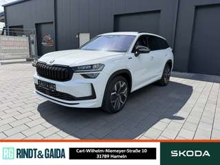 Schräge Frontansicht auf einen Skoda Kodiaq , freigestellt