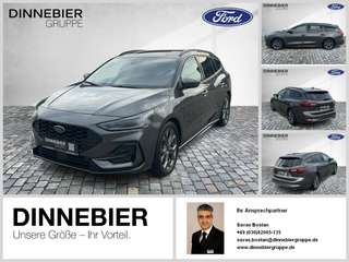 Schräge Frontansicht auf einen Ford Focus , freigestellt