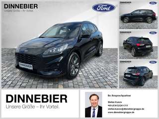Schräge Frontansicht auf einen Ford Kuga , freigestellt