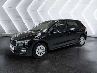 Schräge Frontansicht auf einen Skoda Fabia , freigestellt