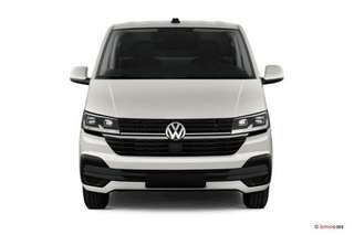 Schräge Frontansicht auf einen Volkswagen Transporter , freigestellt