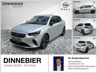 Schräge Frontansicht auf einen Opel Corsa , freigestellt