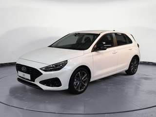 Schräge Frontansicht auf einen Hyundai i30 , freigestellt