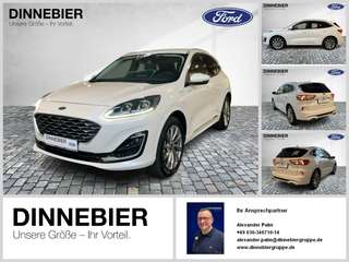 Schräge Frontansicht auf einen Ford Kuga , freigestellt