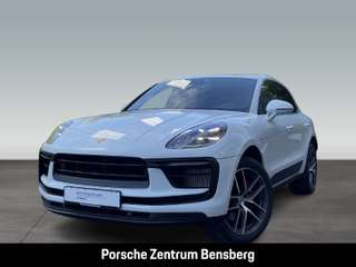 Schräge Frontansicht auf einen Porsche Macan , freigestellt