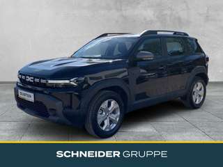 Schräge Frontansicht auf einen Dacia Duster , freigestellt