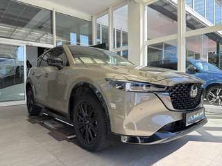 Schräge Frontansicht auf einen Mazda CX-5 , freigestellt