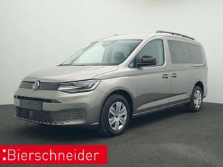Schräge Frontansicht auf einen Volkswagen Caddy , freigestellt