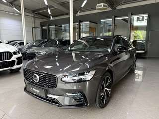 Schräge Frontansicht auf einen Volvo V90 , freigestellt