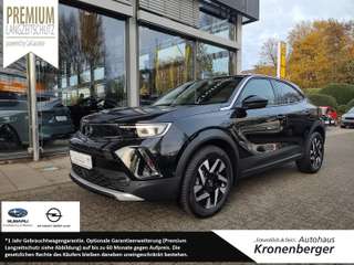 Schräge Frontansicht auf einen Opel Mokka , freigestellt