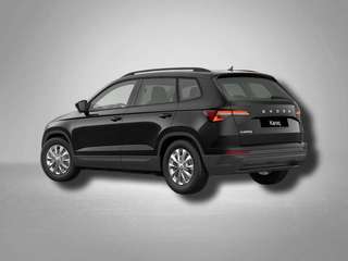 Schräge Frontansicht auf einen Skoda Karoq , freigestellt