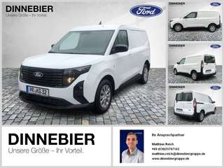 Schräge Frontansicht auf einen Ford Transit Courier , freigestellt