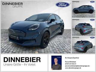 Schräge Frontansicht auf einen Ford Puma , freigestellt
