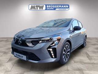 Schräge Frontansicht auf einen Mitsubishi Colt , freigestellt