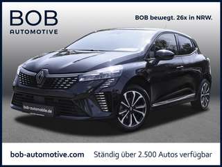 Schräge Frontansicht auf einen Renault Clio , freigestellt