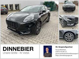 Schräge Frontansicht auf einen Ford Puma , freigestellt