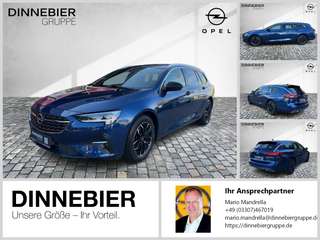 Schräge Frontansicht auf einen Opel Insignia , freigestellt