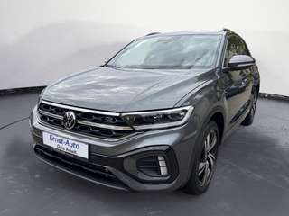 Schräge Frontansicht auf einen Volkswagen T-Roc , freigestellt