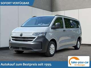 Schräge Frontansicht auf einen Volkswagen Caravelle , freigestellt