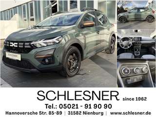 Schräge Frontansicht auf einen Dacia Sandero , freigestellt