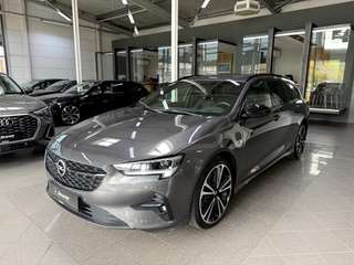 Schräge Frontansicht auf einen Opel Insignia , freigestellt