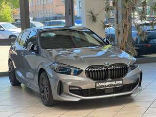 Schräge Frontansicht auf einen BMW 1er-Reihe , freigestellt